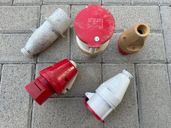 Predám rôzne typy zásuviek 16A-32A 2€/kus  Pozri ďalšie moje - 14