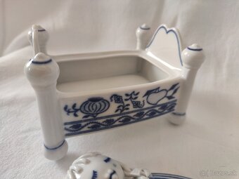 Porcelánová dóza na bonbóny,cibulák, Dubí, limitka - 14