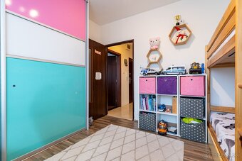 NA PREDAJ KRÁSNY 3 IZBOVÝ BYT S VÝHĽADOM NA MESTO | 64m2 + L - 14