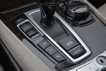 BMW rad 7 3.00 xDrive SR voz, B&O hudba, TOP výbava - 14
