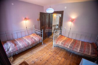 Krásne zrekonštruovaný historický dom v obci Vyhne - 14