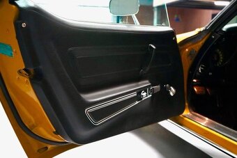 Chevrolet Corvette LT1 T-Top z roku 1971 - 14