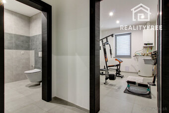 Na predaj 4- izbový rodinný dom s dvojgarážou a záhradným do - 14