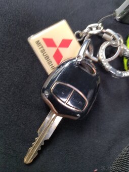 Predám Mitsubishi Outlander 2.0 DI-D,7miestny,čierna metalíz - 14