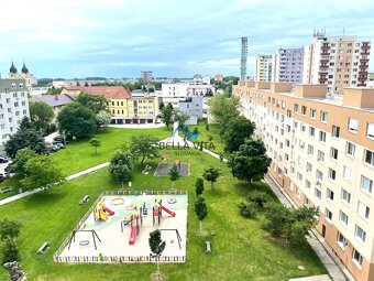 PRENÁJOM : Priestranný 3-izbový byt s lódžiou a výhľadom v G - 14
