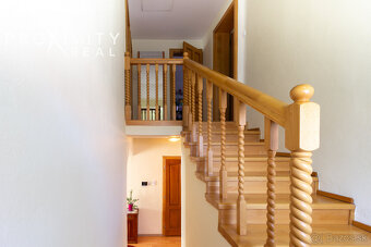 Priestranný rodinný dom s balkónmi a garážou v Barci - 14