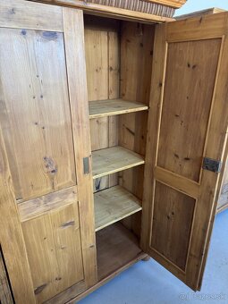 Predám starožitné skrine štýl altdeutsche v zachovalom stave - 14