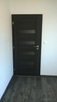 Montáž oblozkových zárubni a pokladka podlahy - 14
