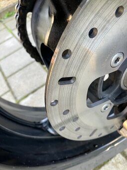 Suzuki GSX 1400 - 14