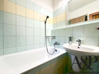 3 IZB. REKONŠTRUOVANÝ BYT S BALKÓNOM A KOMOROU, 74M2, ROBOTN - 14
