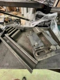 Hydraulický kombinovaný stroj 25 t Nelson použitý - 14