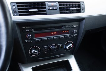 BMW 316d Touring z roku 2011 - 14
