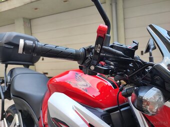 Honda CB650f ročník 2017 - s výbavou a kuframi - 14