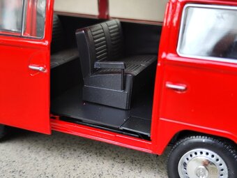 KOVOVÝ MODEL ( OTVÁRATEĽNÉ DVERE A KUFOR ) - VOLKSWAGEN BUS - 14