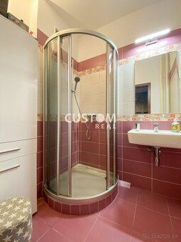 Veľký 2 izbový zrekonštruovaný byt s balkónom v centre - 14