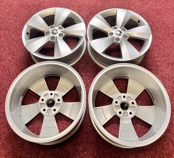 5x112 R17 alu disky originál Škoda Kodiaq 2021 - 14