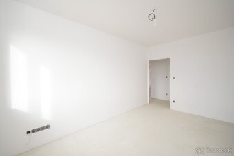 NADŠTANDARDNÝ 5-IZBOVÝ RODINNÝ DVOJDOM S VYSOKÝMI STROPMI - 14