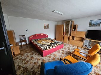 PREDAJ: Priestranný 2-generačný rodinný dom s potenciálom a  - 14