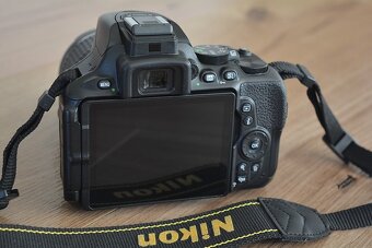 Nikon D5600 wifi BT - dotyk.dis. - VR objektiv AF-P 13tis.sn - 14