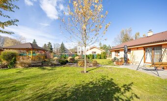 RODINNÝ DOM S ÚŽASNÝM SÚKROMÍM, VEĽKORYSÝM POZEMKOM A MODERN - 14