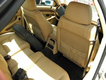 Predám krásne biele Maserati Quattroporte V6 2.8 Biturbo, ro - 14