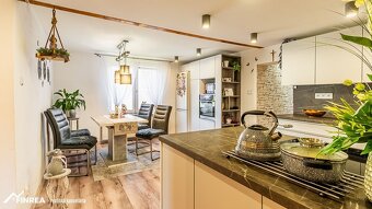 Priestranný 7 izbový rodinný dom s 640m2 pozemkom – Strečno - 14