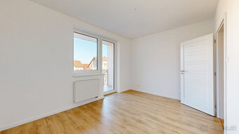 POLIANKY / Priestranný 3-izbový byt s loggiou a kuchynskou l - 14