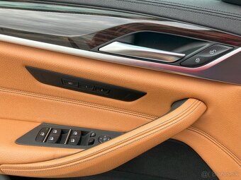 BMW 540i xDrive - 14