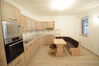 PRIESTRANNÝ BUNGALOV S GARÁŽOU NA PEKNOM ROŽNOM POZEMKU - 14