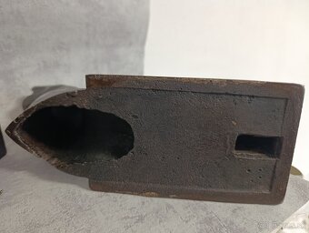 Obrovská atypická komínová žehlička, 9,65kg TOP. Doprava 0 - 14