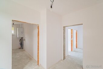 Rodinný dom v obci Kľačno s altánkom a terasou. - 14