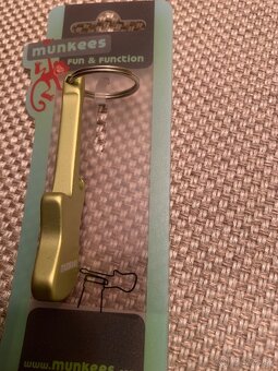 Predám PRE GITARISTOV milý darček-otvárak a prívesok GITARA - 14