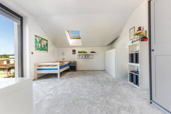 | Veľkorysý 8-izbový rodinný dom s bazénom na Zvončekovej ul - 14