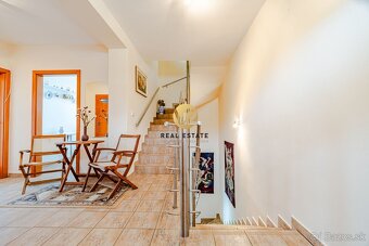 Na PREDAJ Dvojgeneračný RD Nitra - Hornozoborská na 909m2 po - 14
