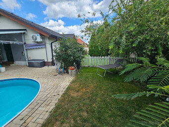 Moderný rodinný dom s pozemkom 834 m2, bazán, terasa.. - 14