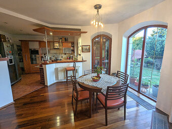 18 ročný VEĽMI PEKNÝ rodinný DOM s ROZPRÁVKOU Záhradou - Koš - 14