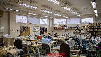 Obchodno-prevádzkové priestory s vlastným pozemkom a dostatk - 14