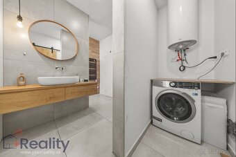 Moderný rodinný dom s veľkým pozemkom, terasou a zariadením - 14