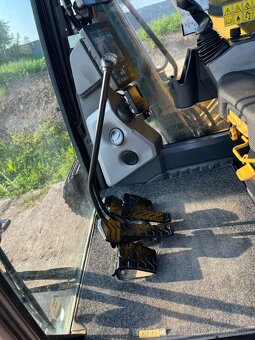 Pásový bager Caterpillar 323 - 14