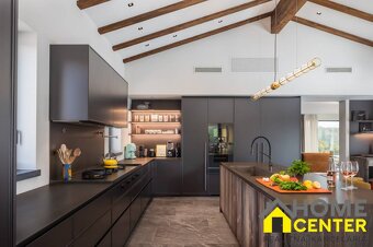 NA PREDAJ luxusná vila /435 m2/s infinity bazénom vo vnútroz - 14