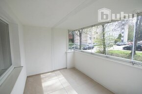 Krásny 3 izbový byt (70 m2) s veľkou zasklenou loggiou, po k - 14