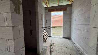 NA PREDAJ 4 izbový dom v obci Ladice - 14