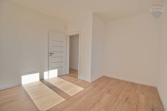 Na predaj: 4 izbový rodinný dom s garážou, pozemok 753m2, Vy - 14