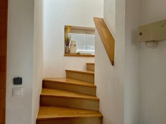 Moderný rodinný dom v tichej ulici s nádherným pozemkom - 14