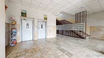 Zrekonaštruovaný 3IB v blízkosti električky - 14