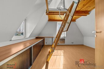 Rodinný dom s veľkým pozemkom, dvomi terasami a krbom – Čenk - 14