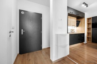NA PRENÁJOM; Fenomenálny 2,5-izbový apartmán s garážovým stá - 14