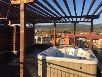 Penthouse s priestrannou terasou s vírivkou a panoramatickým - 14