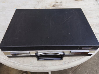 starý kufríkový diktafón - 14