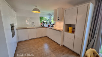 ZNÍŽENÁ CENA za SUPER 6 izb. RD 202 m2, pozemok 700 m2, bazé - 14